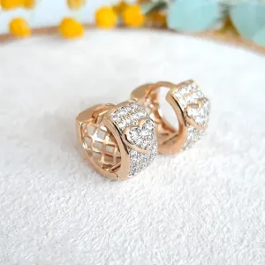 ARGOLA CRAVEJADA COM MICROZIRCÔNIAS CRISTAL DETALHE DE CORAÇÃO, DUAS FORMAS DE USO