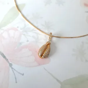 COLAR DOURADO PINGENTE BÚZIOS CRAVEJADO MICROZIRCÔNIAS CRISTAL