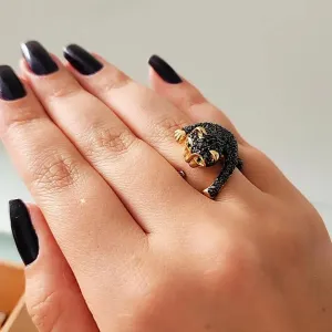 ANEL DOURADO GATO CRAVEJADO EM MICROZIRCÔNIAS PRETAS