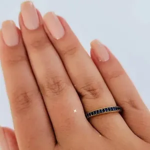 ANEL DOURADO CRAVEJADO EM MICROZIRCÔNIAS SAFIRA