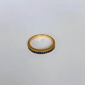 ANEL DOURADO CRAVEJADO EM MICROZIRCÔNIAS SAFIRA