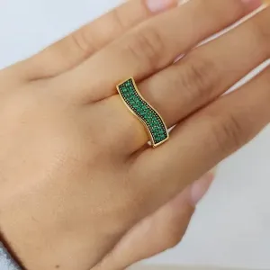 ANEL DOURADO ONDULADO CRAVEJADO EM MICROZIRCÔNIAS ESMERALDA
