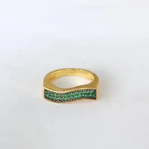 ANEL DOURADO ONDULADO CRAVEJADO EM MICROZIRCÔNIAS ESMERALDA