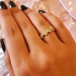 ANEL DOURADO CORAÇÃO CRAVEJADO EM MICROZIRCÔNIAS CRISTAL
