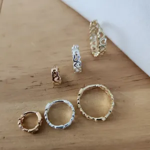 TRIO DE ARGOLINHAS DE CORAÇÕES TRÊS BANHOS DO OURO