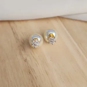 BRINCO FLOR FRONTAL E PÉROLA PINO ATRÁS DA ORELHA - INSPIRAÇÃO DIOR
