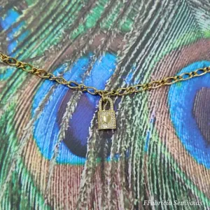 PULSEIRA DOURADA CADEADO CORAÇÃO CRAVEJADO EM MICROZIRCÔNIAS CRISTAL