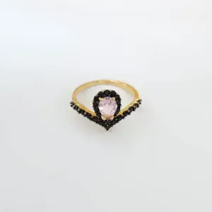 ANEL DOURADO GOTA ROSA CLARO CRAVEJADO ZIRCÔNIAS NEGRAS