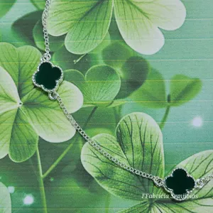 COLAR COM 5 PINGENTES TREVO DE QUATRO FOLHAS VERDE BANHO DE PRATA