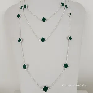 COLAR COM 9 PINGENTES TREVO DE QUATRO FOLHAS VERDE BANHO DE PRATA 70CM