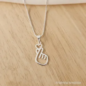 COLAR PINGENTE CORAÇÃO DE DEDO DORAMA - Finger Heart