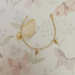 PULSEIRA PINGENTES CORAÇÃO E FLORES
