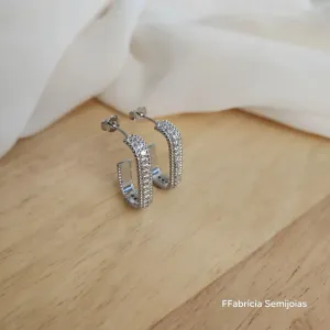 BRINCO ESTILO ARGOLA RETANGULAR CRAEJADO EM MICROZIRCÔNIAS