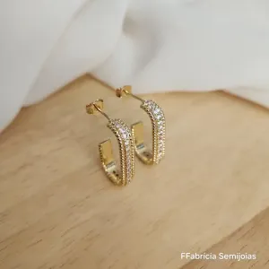 BRINCO ESTILO ARGOLA RETANGULAR CRAEJADO EM MICROZIRCÔNIAS