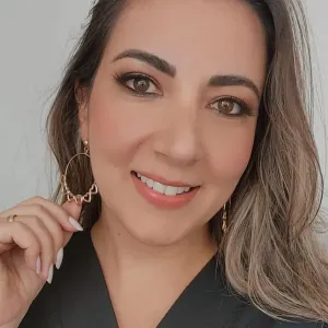 BRINCO CÍRCULO COM CORAÇÕES VAZADOS