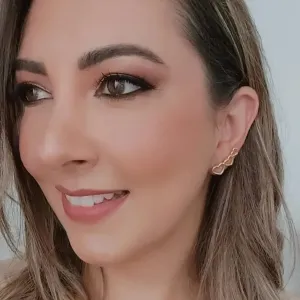 BRINCO DOURADO TRÊS CORAÇÕES VAZADO