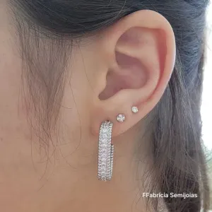 BRINCO ESTILO ARGOLA RETANGULAR CRAEJADO EM MICROZIRCÔNIAS