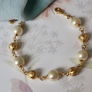 PULSEIRA BOLINHAS DOURADA VAZADA E PÉROLA