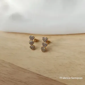 BRINCO DOURADO TRÊS CORAÇÕES CRAVEJADO EM MICROZIRCÔNIAS CRISTAL