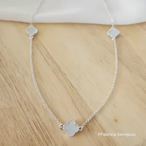 COLAR COM 3 PINGENTES TREVO DE QUATRO FOLHAS PÉROLA BANHO DE PRATA