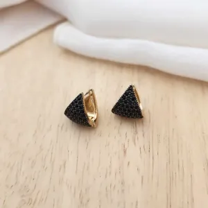 ARGOLINHA TRIANGULAR DOURADA CRAVEJADA ZIRCÔNIAS NEGRAS PP