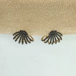 BRINCO DOURADO LEQUE CRAVEJADO MICROZIRCÔNIAS NEGRAS