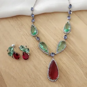 CONJUNTO BRINCOS E COLAR LUXO PEDRAS FORMAS TONS DE VERDE E RUBI