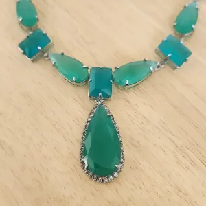 COLAR LUXO PEDRAS FORMAS TONS DE VERDE