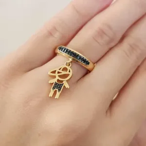 ANEL DOURADO PINGENTE MENINO CRAVEJADO MICROZIRCÔNIAS NEGRAS