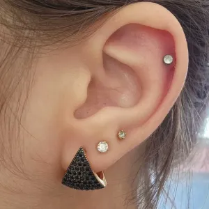 ARGOLINHA TRIANGULAR DOURADA CRAVEJADA ZIRCÔNIAS NEGRAS M