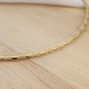 COLAR GARGANTILHA AÇO DOURADA DETALHES BORBOLETAS