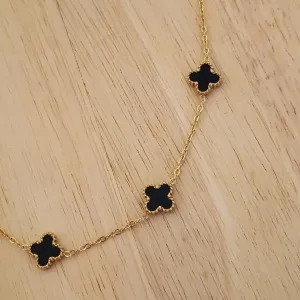 COLAR AÇO DOURADO CINCO TREVOS PRETOS M