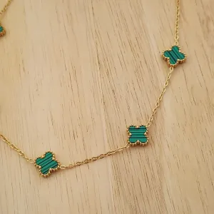 COLAR AÇO DOURADO CINCO TREVOS VERDES M