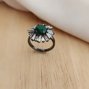 ANEL RÓDIO NEGRO PIZZA ESMERALDA COM ZIRCÔNIAS CRISTAL