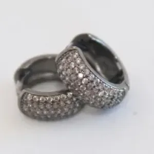 ARGOLA RÓDIO NEGRO CRAVEJADA COM MICROZIRCÔNIAS CRISTAIS