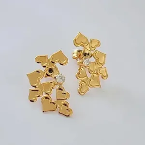 BRINCO DOURADO EAR CUFF CORAÇÕES PEDRA