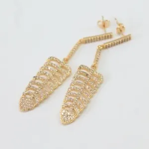 BRINCO DOURADO FOLHA CRAVEJADO EM MICROZIRCÔNIAS CRISTAL