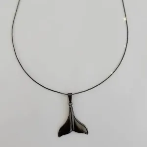COLAR COM PINGENTE RÓDIO NEGRO RABO DE SEREIA