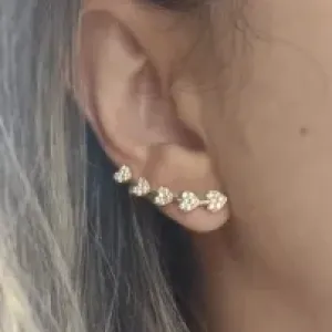 EAR CUFF DOURADO CORAÇÕES MICROZIRCÔNIAS CRISTAL