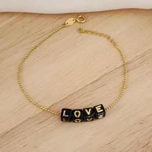 PULSEIRA BOLINHAS COM LETRAS PRETAS LOVE