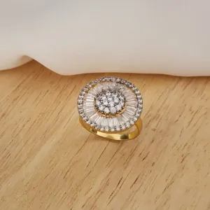 ANEL DOURADO FORMATO PIZZA CRAVEJADO ZIRCÔNIA CRISTAL