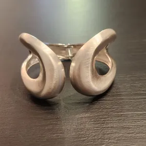 BRACELETE PRATA FOSQUEADA AJUSTÁVEL DUAS GOTAS VAZADAS