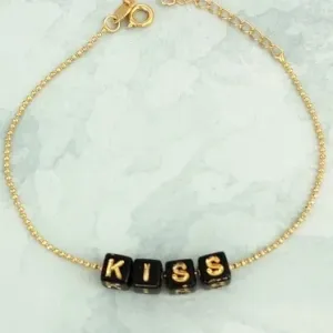 PULSEIRA BOLINHAS COM LETRAS PRETAS KISS