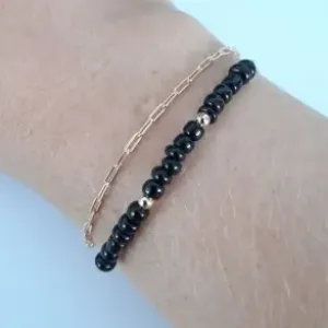 PULSEIRA DOURADA FIO DUPLO COM MIÇANGAS NEGRAS