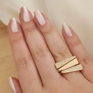 ANEL DETALHADO CRAVEJADO EM MICROZIRCÔNIAS CRISTAL