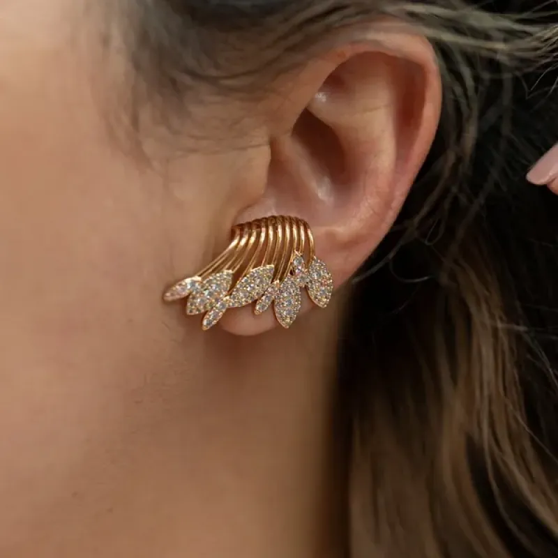 BRINCO DOURADO EAR CUFF CRAVEJADO EM NAVETES CRISTAL