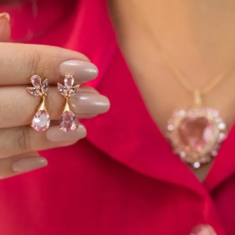 BRINCO DOURADO GOTA ZIRCÔNIAS QUARTZO ROSA