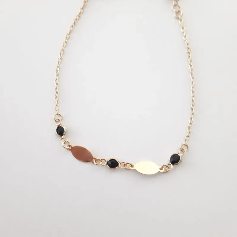 PULSEIRA PEÇAS E PEDRINHAS NEGRAS E PLAQUINHAS