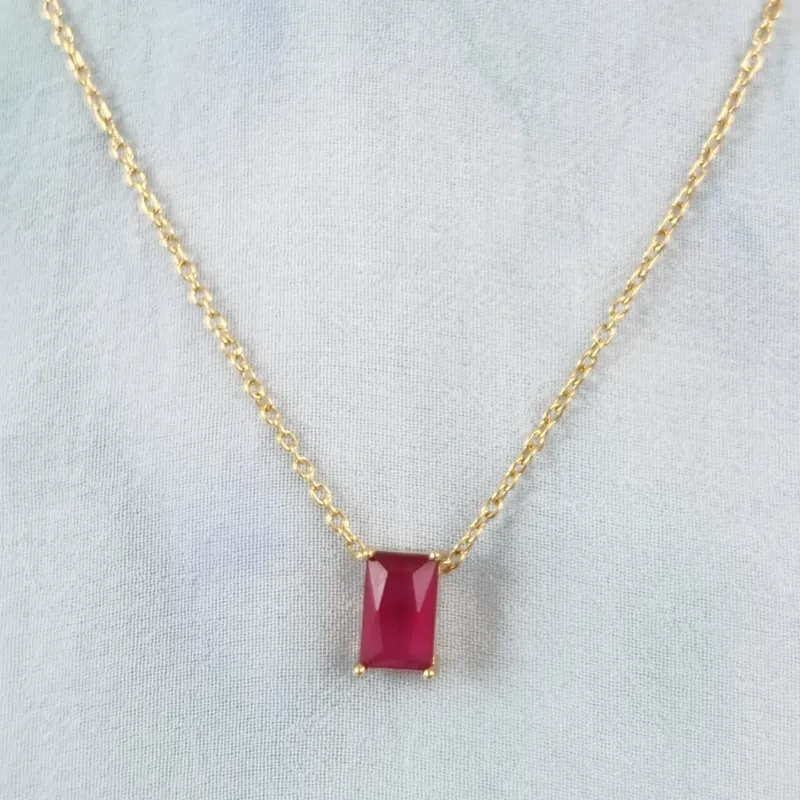 COLAR DOURADO PINGENTE RETANGULAR ROSA