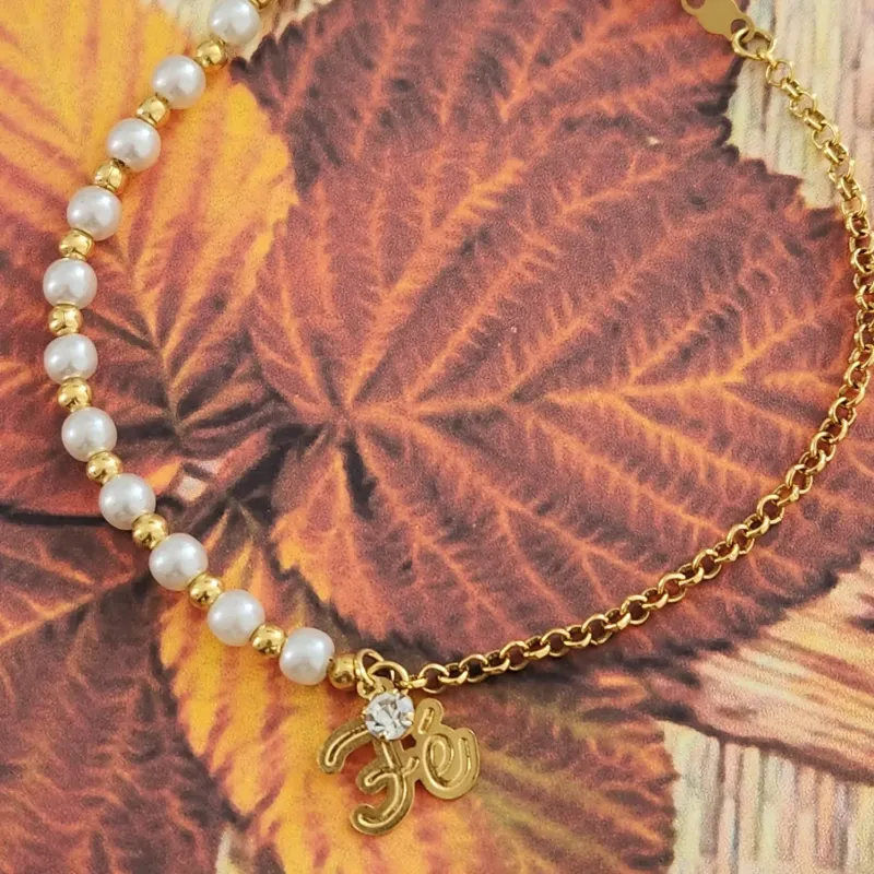 PULSEIRA DOURADA COM PÉROLAS PINGENTE FÉ